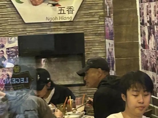 周润发面颊凹陷精神一般。